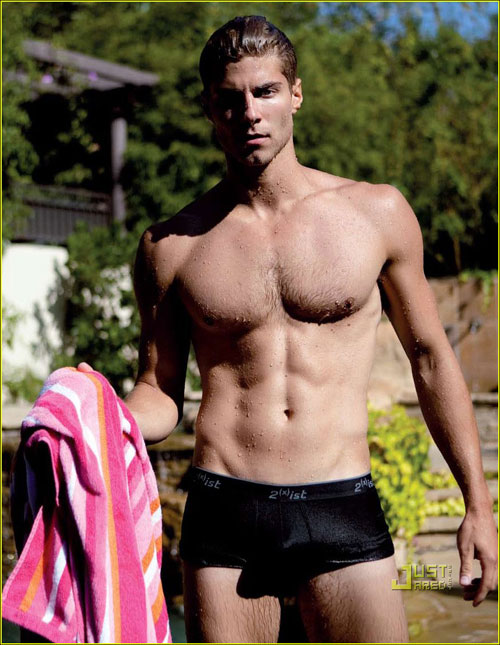 《舞出我人生》男星露肉 为新片湿身玩激凸 (3