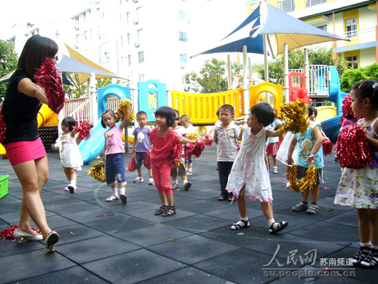 视频│画画跳舞玩游戏,这所幼儿园全是巨型"宝宝",原因是