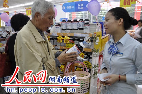 老百姓大药房为全国30所中老年活动中心捐赠