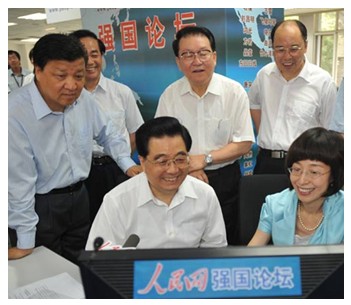 2008年6月20日,胡锦涛总书记在人民网强国论坛,通过视频直播同广大网民在线交流,他在回答网友提问时说:“虽然我平时工作比较忙,不可能每天都上网,但我还是抽时间尽量上网。我特别要讲的是,人民网‘强国论坛’是我上网必选的网站之一。”