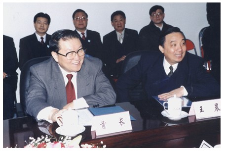 2002年12月,李长春同志视察人民网。