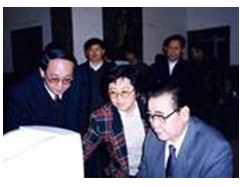 2000年3月1日,中国人大新闻网开通之时,李鹏同志在饶有兴致地浏览中国人大新闻网。