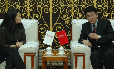 美国副助理国务部长杰尼弗·帕克·斯陶特与人民网副总裁罗华合影照片