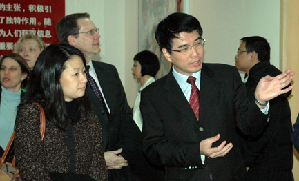 美国副助理国务部长杰尼弗·帕克·斯陶特在人民网副总裁罗华陪同下参观人民网