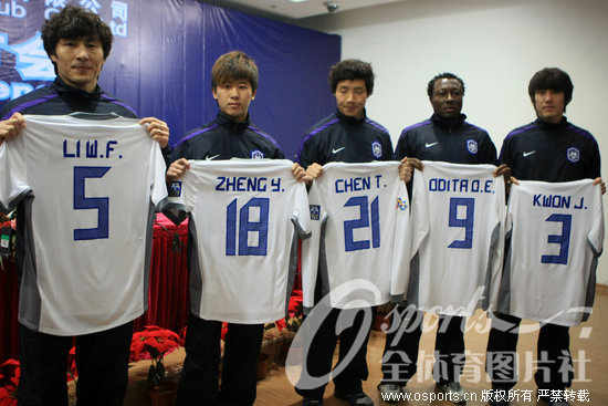 [组图]李玮峰领衔天津泰达新援展示球衣