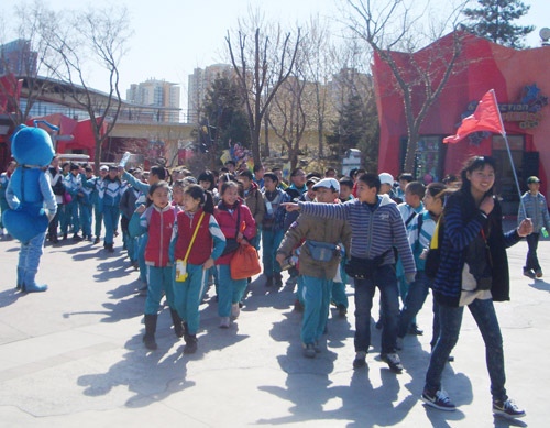 北京欢乐谷迎来首批500人学生旅游团--旅游频
