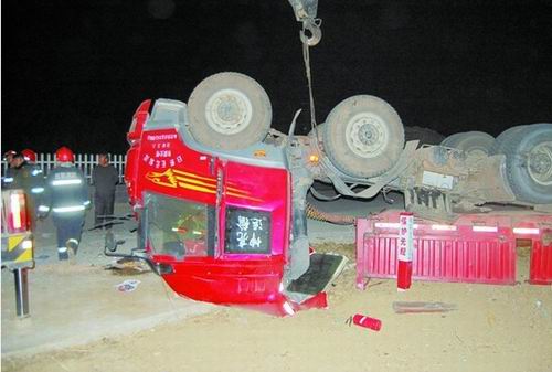 日照204国道发生车祸 半挂车仰面朝天