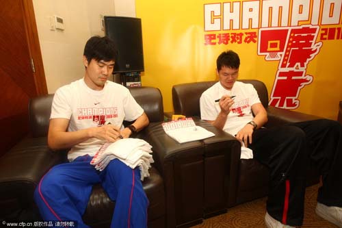 [组图]广东宏远载誉而归 见面会签名签得手软