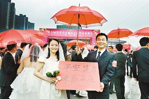 人物檔案:肖乃安(31歲)和丁春莉(30歲)夫婦。來自榮昌的肖乃安曾經銷售過醫藥、學習用品,經過多年的打拼,如今已經營了一家報刊亭,來自九龍坡的丁春莉也從事過縫紉、服務等行業,他們為城市建設默默貢獻多年。 心願:平安健康,幸福永遠 記者羅斌11月3日攝於第五屆重慶市進城務工青年集體婚禮現場