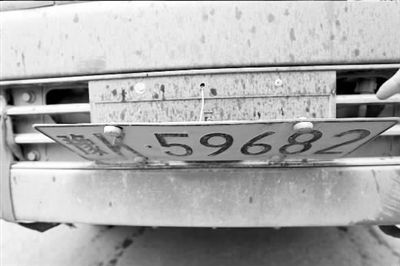 车主为逃避处罚自制车牌控制器 车牌可随意收放