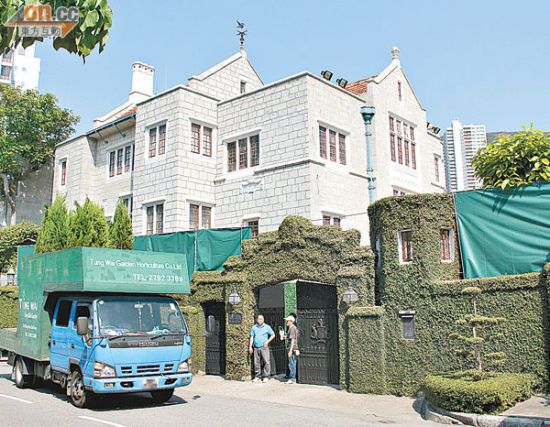 霍家大宅外围用绿色帆布和草墙加高防媒体