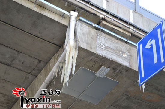 乌鲁木齐田字路高架结冰挂无警示影响行车安全