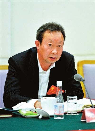 十八大报告人口政策_空军指挥学院用十八大报告激励科研人员创新精神(3)