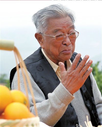 85岁褚时健赴北京卖橙 引发王石等感慨