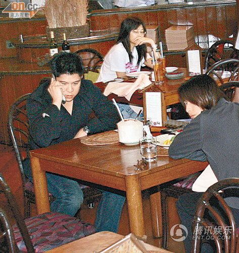 郭晶晶霍启刚婚礼受热议 绝密婚事照曝光/图