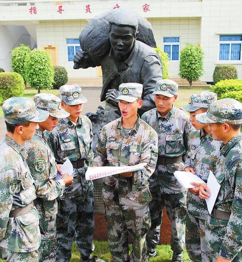 广州军区塔山英雄团所在师学习贯彻十八大精神