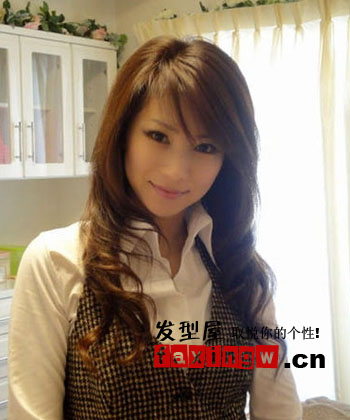 <em>46岁</em>童颜CEO 青春<em>肌肤</em>搭配萝莉发型变身美魔