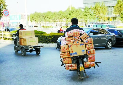 双11快递员每天送件120个 上班时滴水不沾