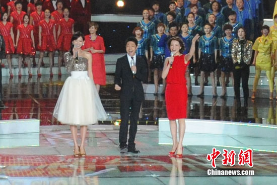 林志玲董卿同台撒娇发嗲 撒贝宁大呼HOLD不住