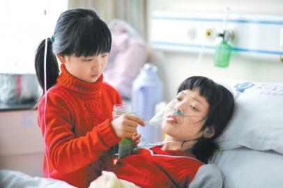 甜甜照顾病床上的妈妈。