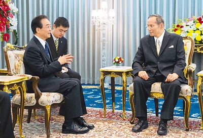 温家宝会见泰国国王普密蓬