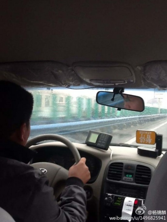 杨锦麟乘坐议价出租车(来自网络)  [img]