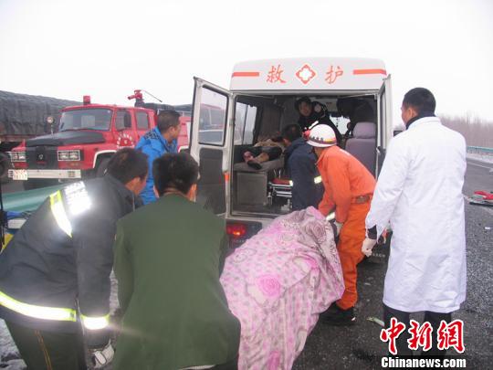 新疆乌奎高速中巴客车与货车追尾致1死16伤