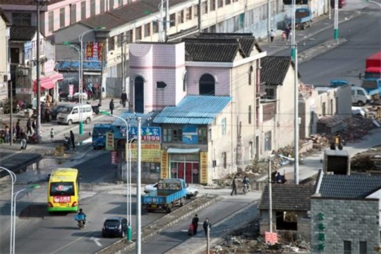 钉子户四周被挖空 盘点各地最牛钉子户 人民网房产