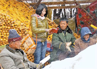 吉林省蛟河市河南街机关公务员为村民讲解十八