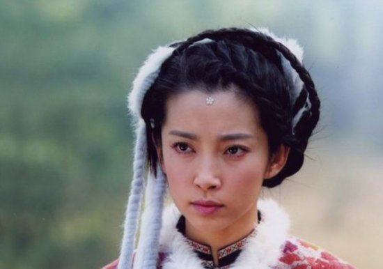 已经有了一定的美貌,不过在美女环绕的聊斋里,小翠还是显得单薄了点