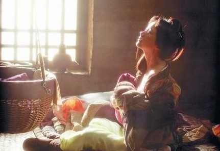 李小璐含羞晒喂奶照 盘点最美女星哺乳照(图)