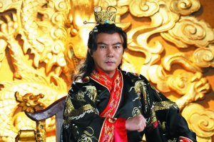 张卫健(上圆图)在剧中演有艳福的程咬金,而包小柏(下圆图)饰演