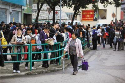 2012年12月1日早晨，香港一处SAT考场，考生在等候进场。A13-A14版摄影/新京报记者 浦峰