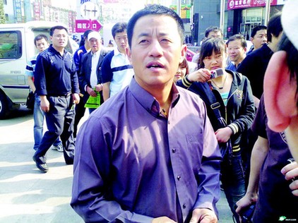 赵本山弟子王小宝打人 队伍大了不好带(图)