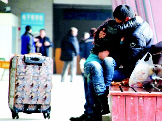 情侣火车站前<em>缠绵</em> 脱下外套疯狂激吻两小时(图