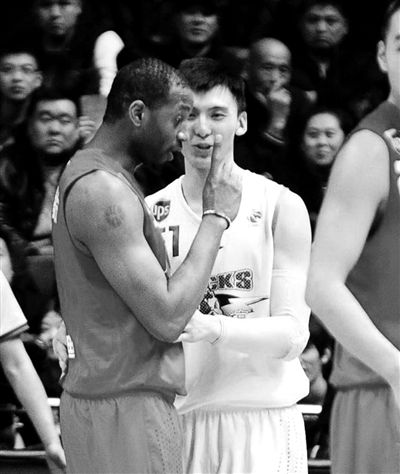 吉?摇手指 麦迪肘击之 恐被禁赛