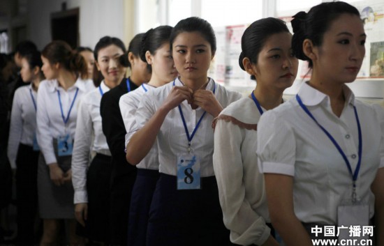 南航深圳招空姐 承诺入职1年内收入6至8万元