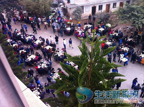 走进宾馆大院,53张八仙桌分别摆放于道路两侧宴请宾客。