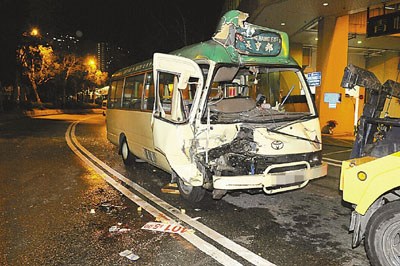 港一小巴车撞货车酿1死7伤疑司机疲劳驾驶所致