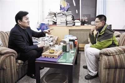 上地实验学校初三学生刘天逸(右)在和教育部前新闻发言人,语文出版