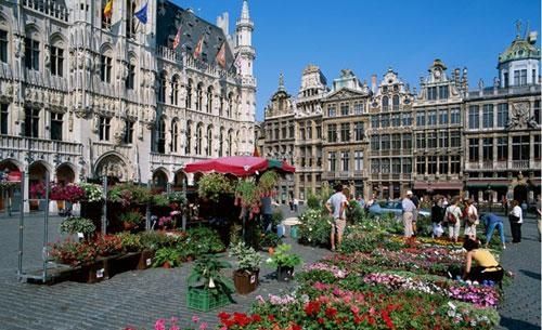 ����ʱͼ���ǲ�³����(Brussels)���й㳡�еĻ��У����������˵ĳ��г�������˻𳵵�����ֻҪ80���ӣ����׶���Сʱ�����Ҳ�³�����Ļ��ѱ����������ж�Ҫ���ˡ��д��ԳƱ���ʱ��Ч�·�����Ӣ�����ڵ���������ʼ���ղƸ�˰���������Ƕԡ����С��Ķ�����ܺ��������һ��Ҳ��մ�ߡ�