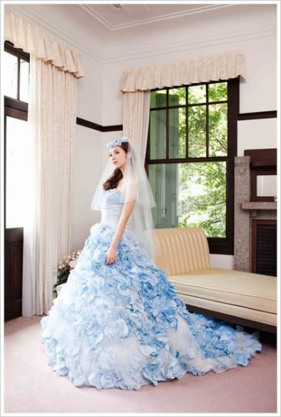 天蓝色的婚纱_天蓝色背景图片
