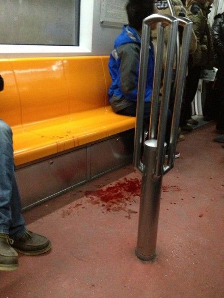 网友称北京地铁一号线女孩因座位纠纷刀划他人