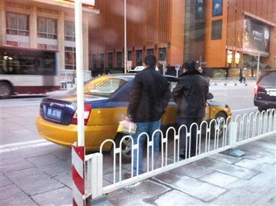 　　昨日17时许，东方新天地门口，两名外地男子准备打车去三里屯，但是询问了停在路边的多辆出租车，均被拒载。