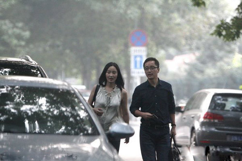 赵子琪 与路金波婚后曝光夫妻街边秀恩爱赵子琪原名赵琳,毕业于北京