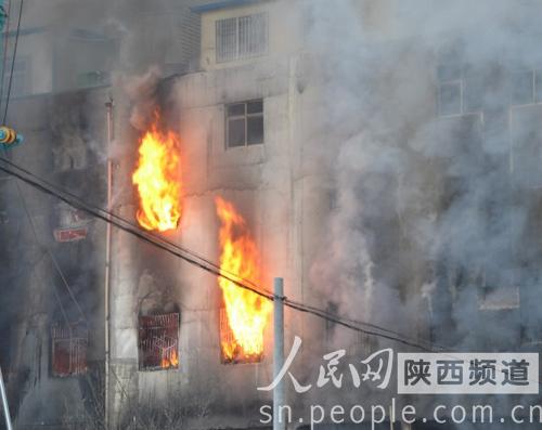组图:陕西延安一商厦着火