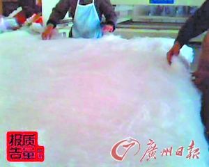 　一家家庭作坊的生产者透露，除了少量蚕丝外，被子里其他的填充物是一种俗称涤纶的化纤纤维。 （央视视频截图）