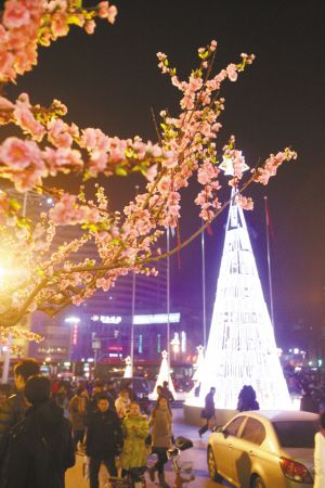 饭店ktv爆棚 商场购物排长队自演节目笑翻天--