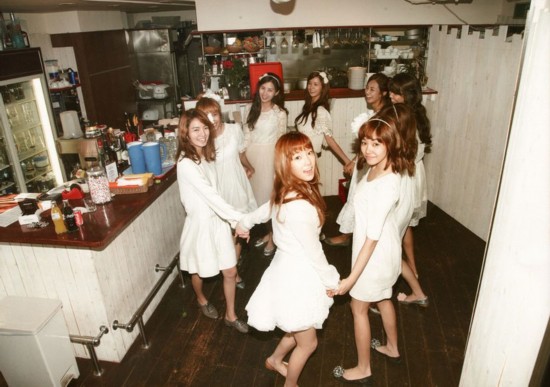 <em>少女时代</em>客串<em>SMAP</em>演唱会 摆萌造型求拍照(图