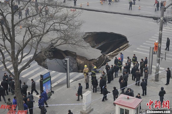 山西太原路面塌陷 煤气管道被压断